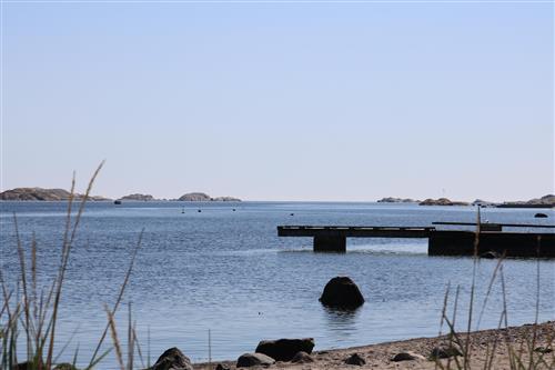 Strand med en brygge. Foto. - Klikk for stort bilde